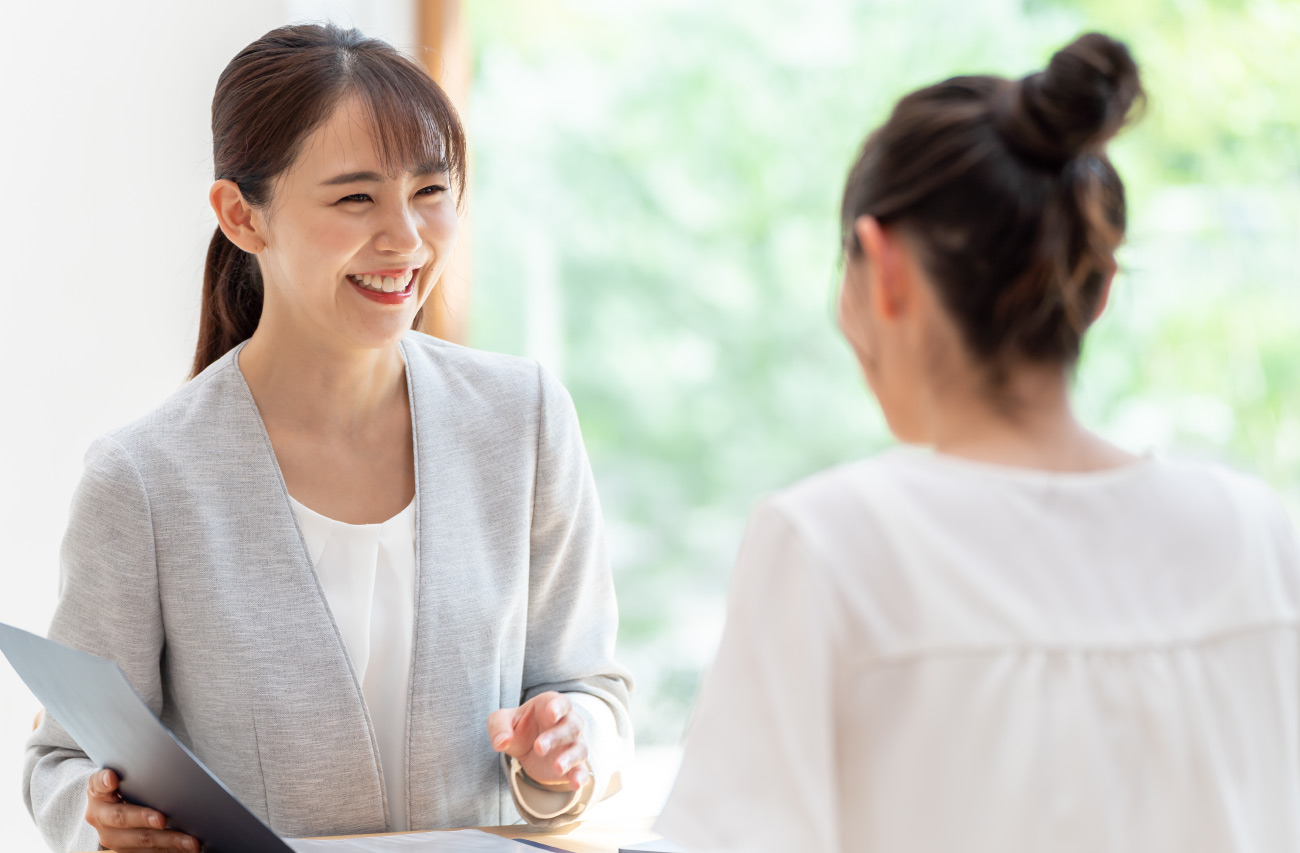 キャリアスタッフと相談する様子