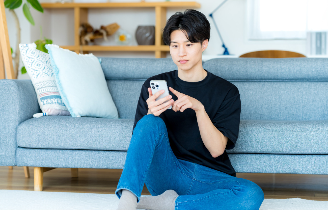 スマホを見る様子